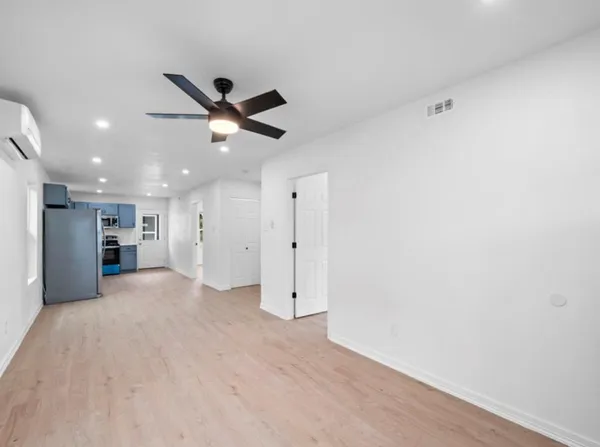 a view of a livingroom with a ceiling fan