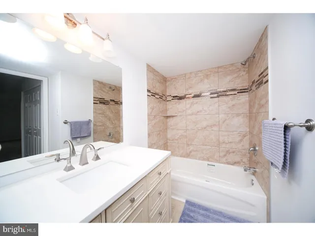 $2,250 | 666 West Germantown Pike, Unit 1620, Plymouth Meeting, PA 19462