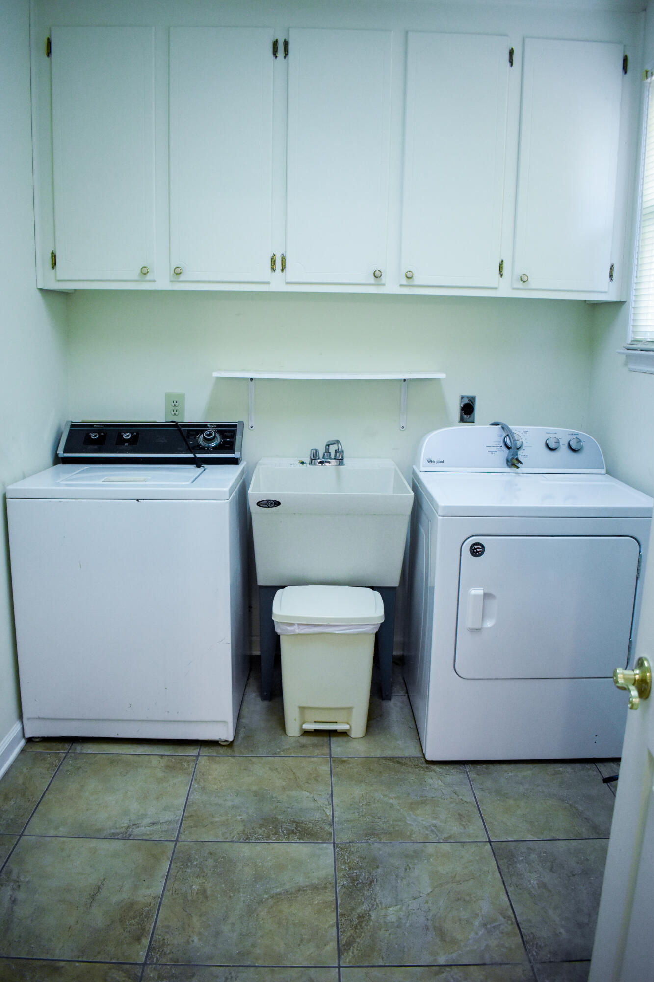 4 Healthy Pine Road Camden, SC 29020 - Photo 12 of 15 Laundry room