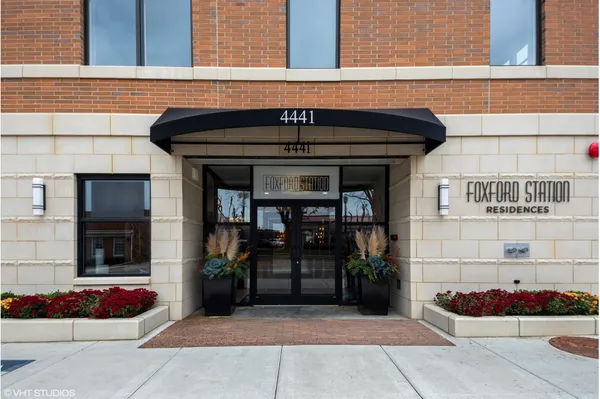$1,200,000 | 4441 Wolf Road, Unit 206, Western Springs, IL 60558