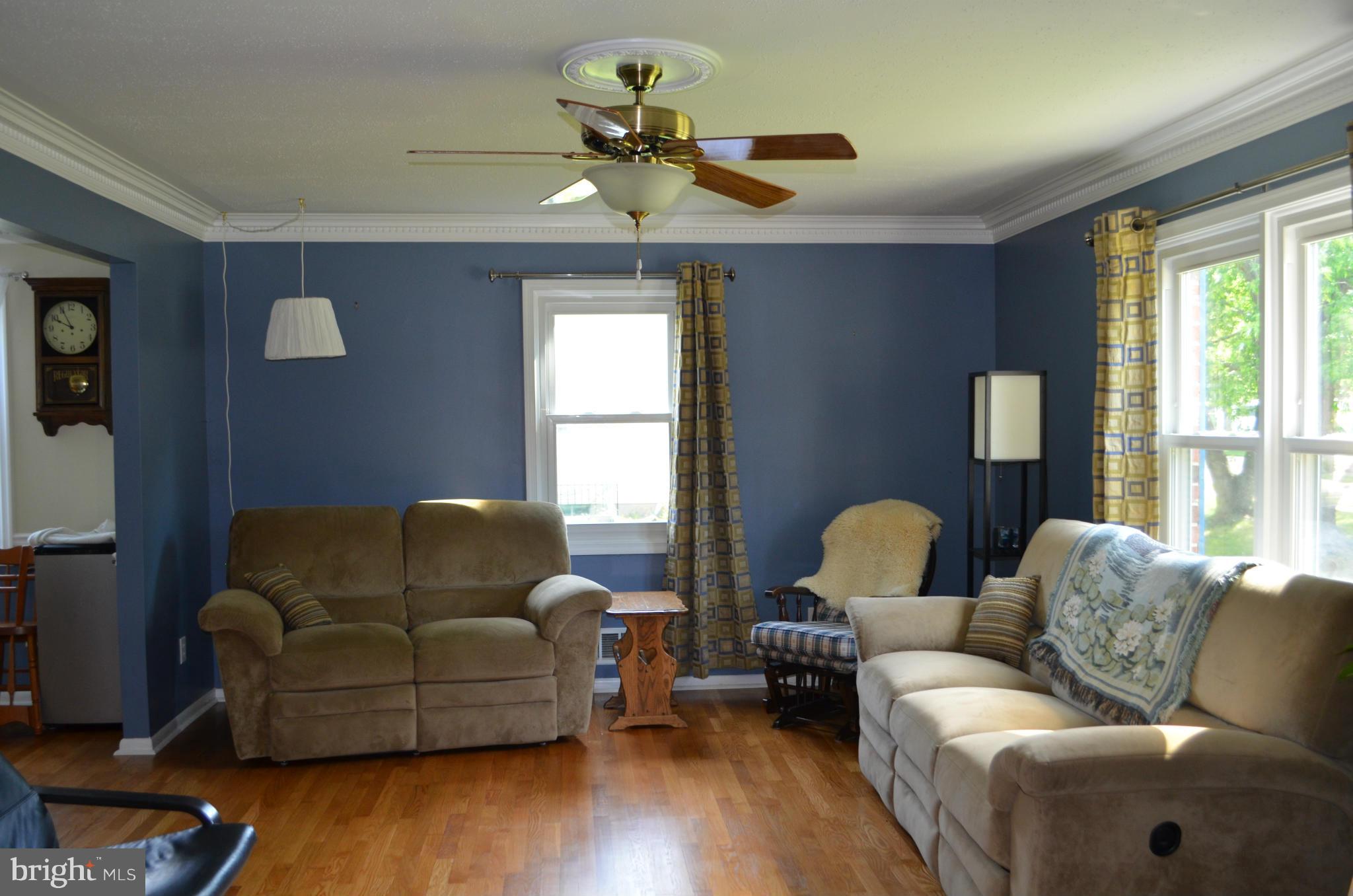 1510 Rawlings Well Road Baltimore, MD 21228 - Photo 3 of 28 Living Room