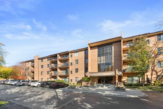 $325,000 | 801 79th Street, Unit 103, Darien, IL 60561