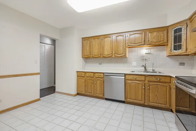 $325,000 | 801 79th Street, Unit 103, Darien, IL 60561