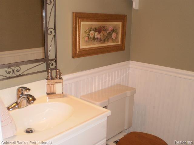 1364 Chestnut Lane Rochester, MI 48309 - Photo 31 of 37 Powder Room