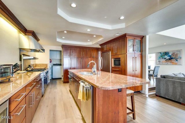 a large kitchen with kitchen island a large island in it