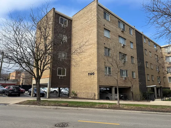 $1,900 | 7320 North Rogers Avenue, Unit 215, Chicago, IL 60626