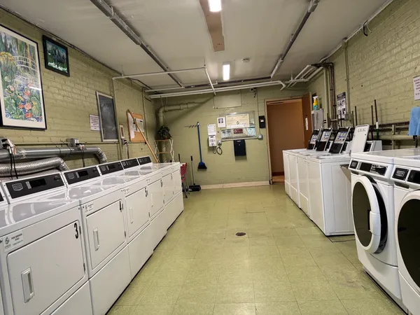 $1,900 | 7320 North Rogers Avenue, Unit 215, Chicago, IL 60626