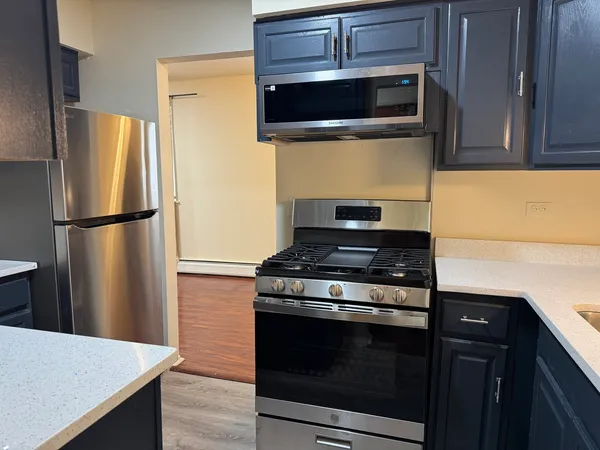 $1,900 | 7320 North Rogers Avenue, Unit 215, Chicago, IL 60626