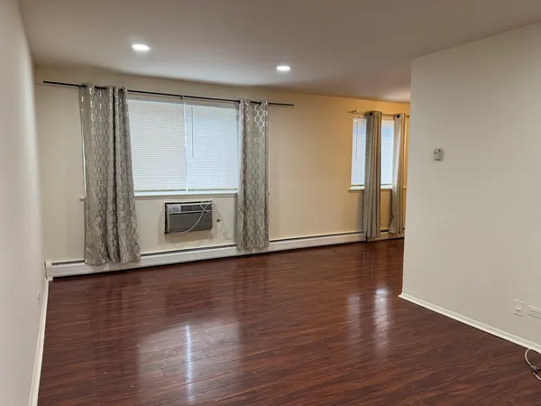 $1,900 | 7320 North Rogers Avenue, Unit 215, Chicago, IL 60626