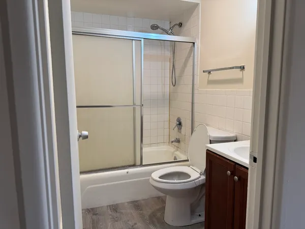 $1,900 | 7320 North Rogers Avenue, Unit 215, Chicago, IL 60626