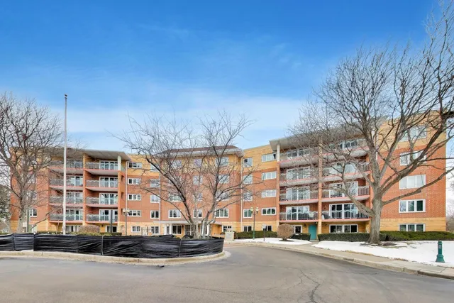$398,800 | 710 Creekside Drive, Unit 104A, Mount Prospect, IL 60056