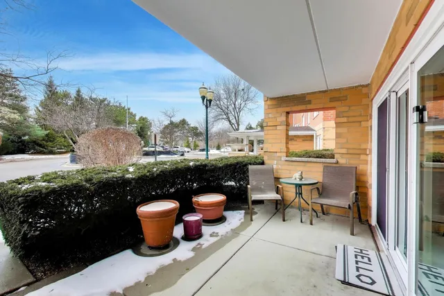 $398,800 | 710 Creekside Drive, Unit 104A, Mount Prospect, IL 60056