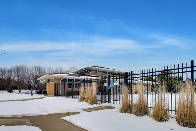 $398,800 | 710 Creekside Drive, Unit 104A, Mount Prospect, IL 60056