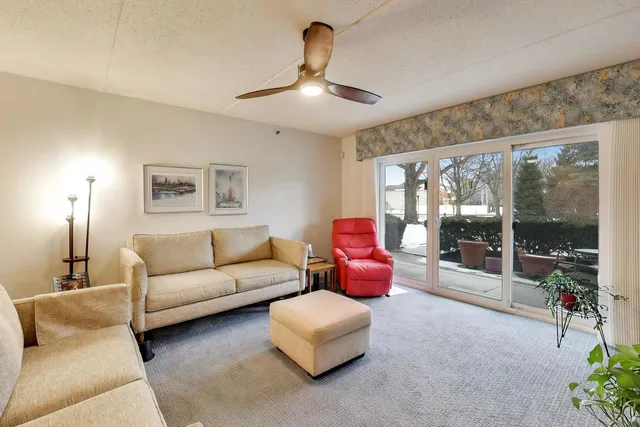 $398,800 | 710 Creekside Drive, Unit 104A, Mount Prospect, IL 60056