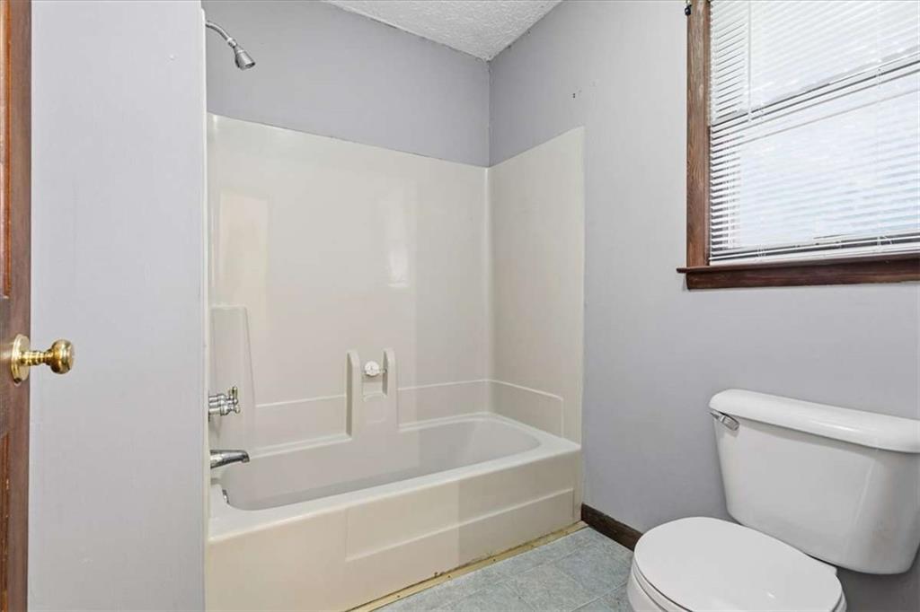 202 Ridgewood Road Cedartown, GA 30125 - Photo 28 of 39 a white bath tub sitting next to a white toilet