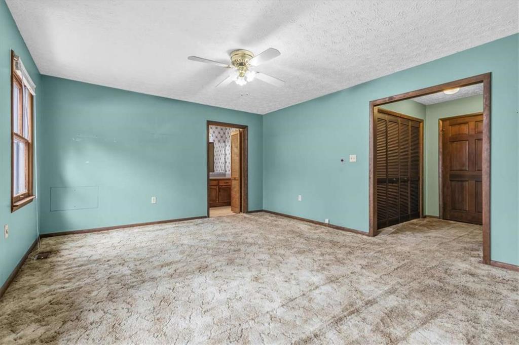 202 Ridgewood Road Cedartown, GA 30125 - Photo 30 of 39 an empty room with closet and chandelier fan