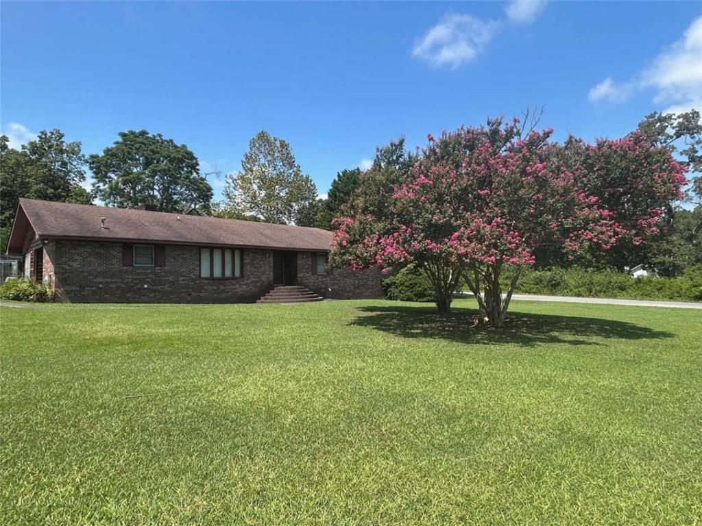 202 Ridgewood Road Cedartown, GA 30125 - Photo 3 of 39 a front view of a house with a yard