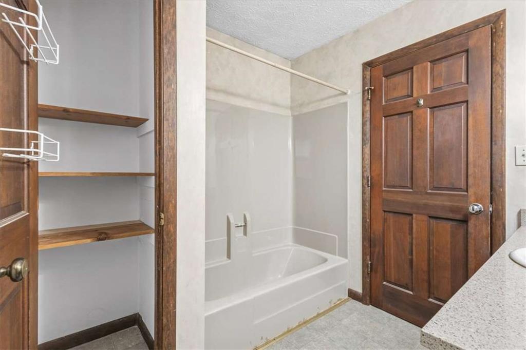 202 Ridgewood Road Cedartown, GA 30125 - Photo 33 of 39 a bathroom with a tub and shower