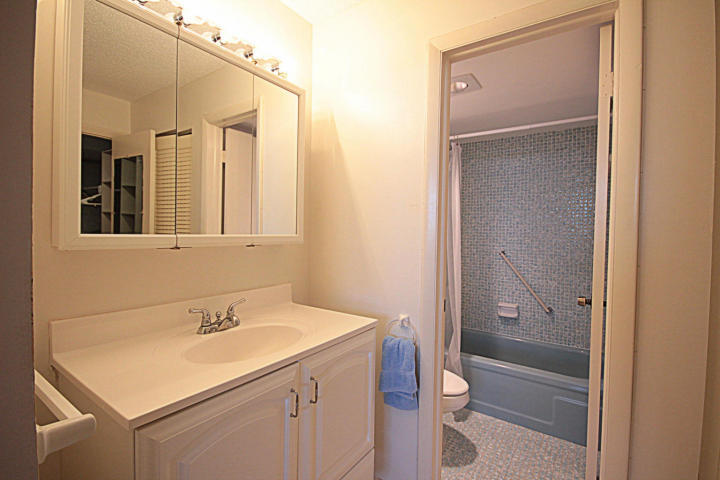 6161 Northwest 2nd Avenue, Unit 421 Boca Raton, FL 33487 - Photo 10 of 34 Master Bathroom