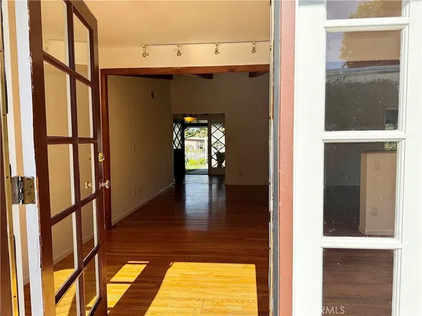 $5,200 | 22346 Burbank Boulevard, Woodland Hills, CA 91367