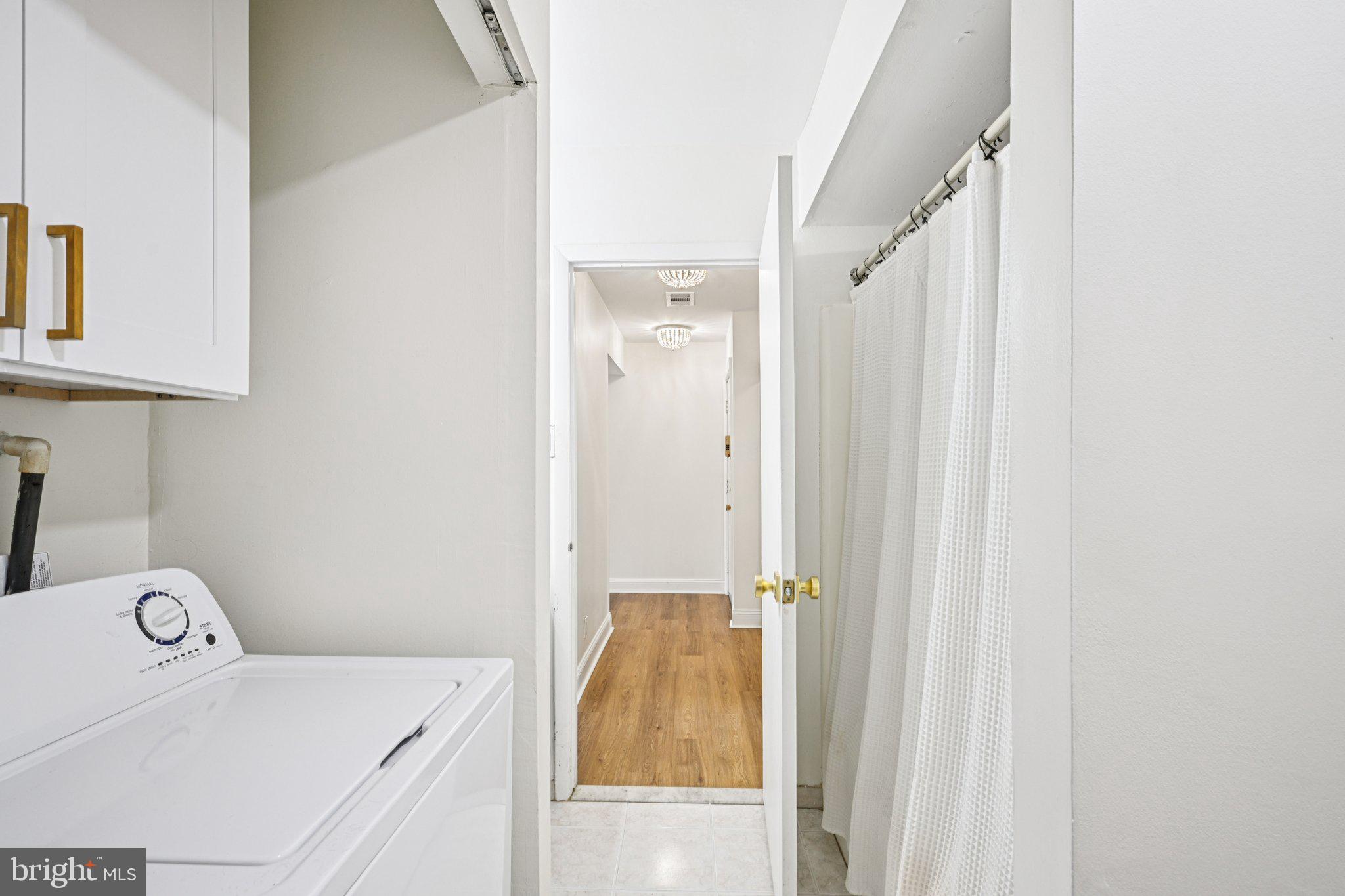 115 East Kings Highway, Unit 319 Maple Shade, NJ 08052 - Photo 22 of 37 a bathroom with a bathtub and sink