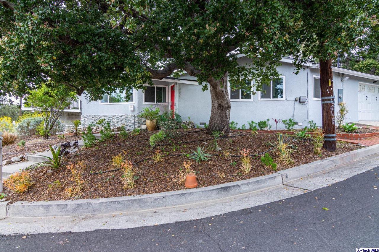 10001 Covert Avenue Tujunga, CA 91042 - Photo 2 of 24