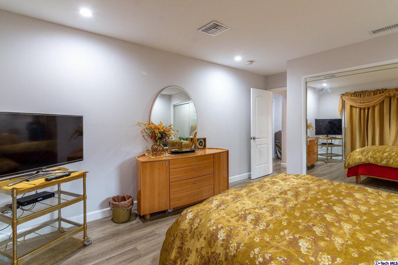 10001 Covert Avenue Tujunga, CA 91042 - Photo 18 of 24