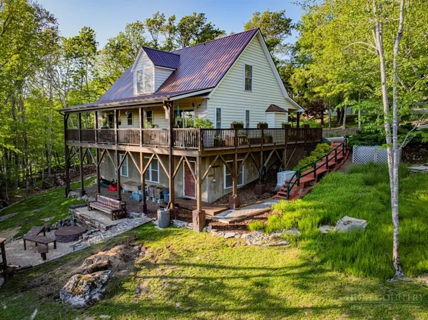 a view of a small house with yard