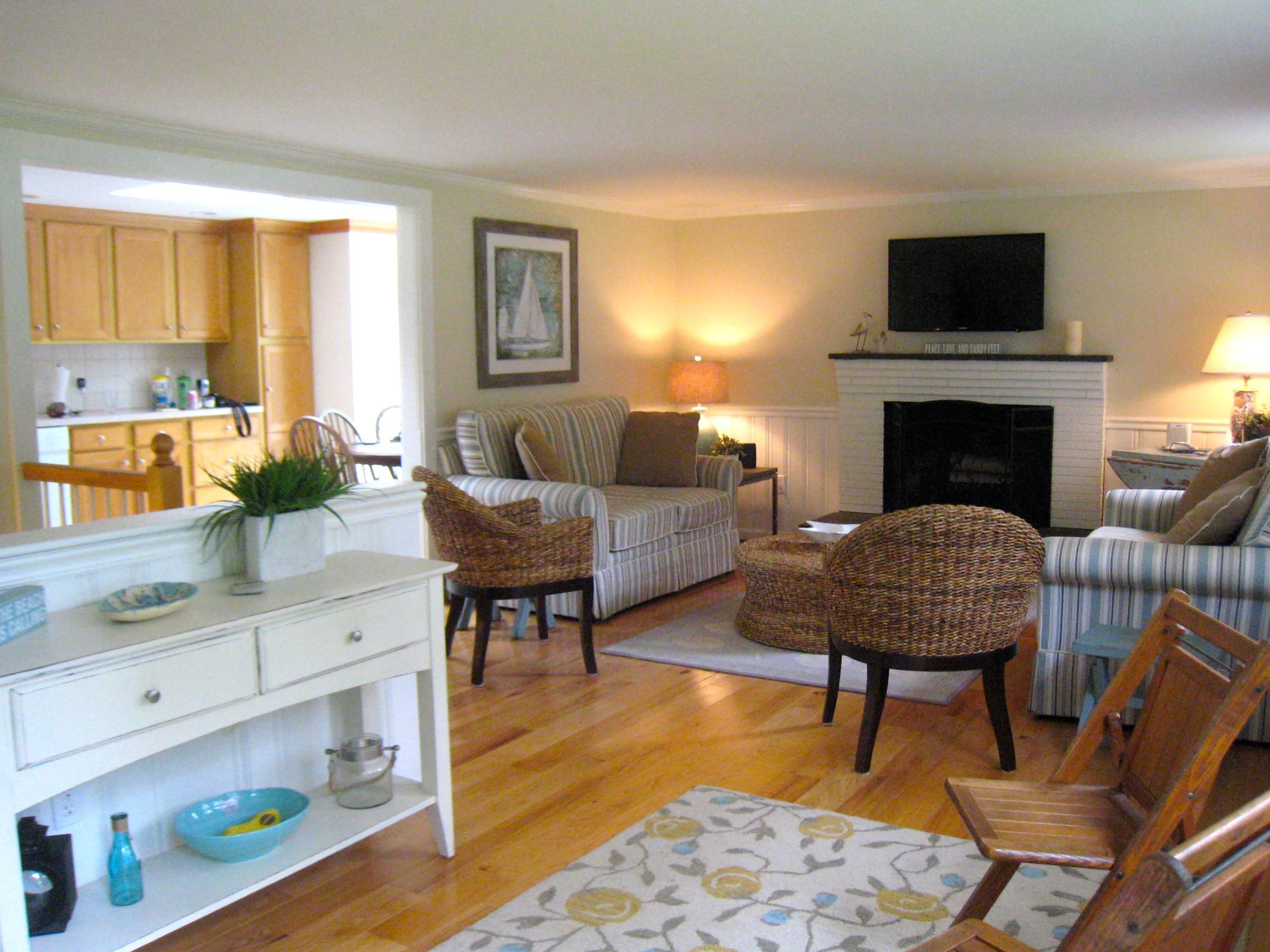 52 Alma Road Mashpee, MA 02649 - Photo 11 of 23 Living Room