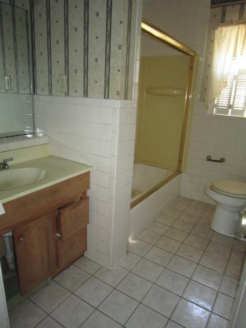2552 Anderson Drive Macon, GA 31206 - Photo 8 of 12 a bathroom with a sink a toilet and shower