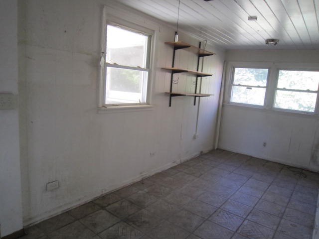 2552 Anderson Drive Macon, GA 31206 - Photo 9 of 12 an empty room with windows and closet