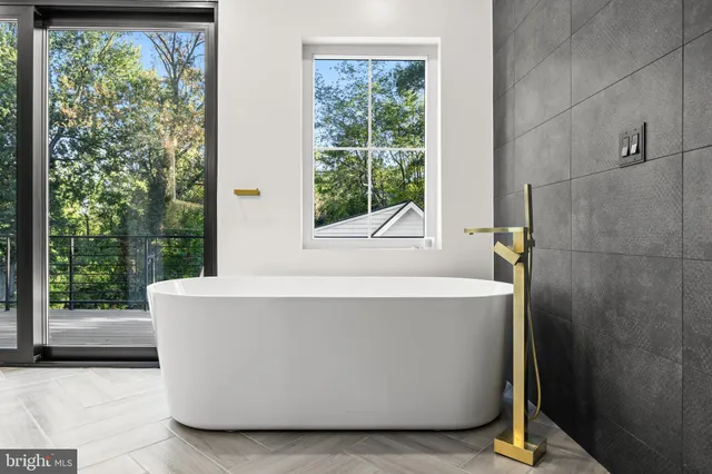 a en suite bathroom with a double vanity sink and a mirror
