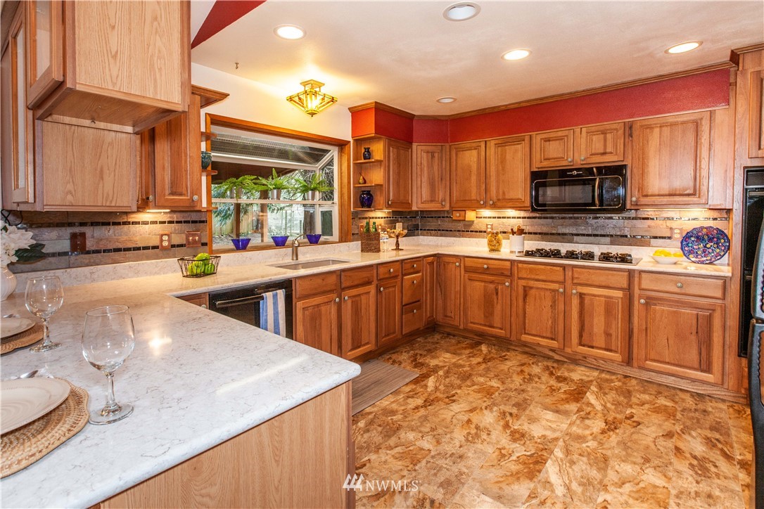 7713 Cultus Bay Road Clinton, WA 98236 - Photo 7 of 25 Gallery Image 7