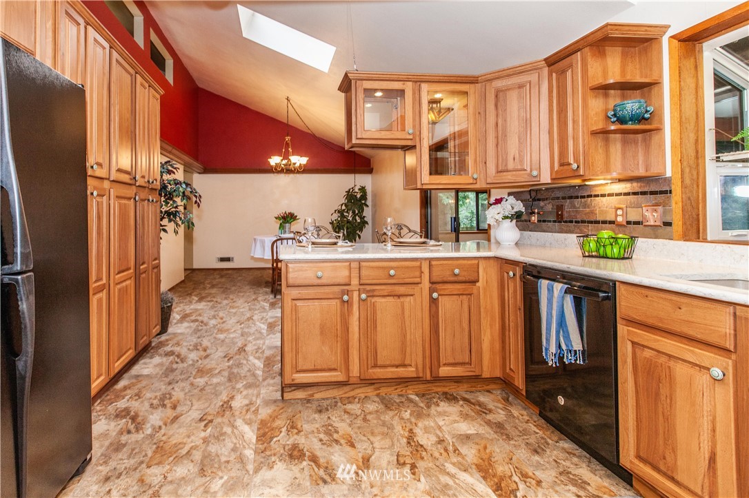 7713 Cultus Bay Road Clinton, WA 98236 - Photo 8 of 25 Gallery Image 8