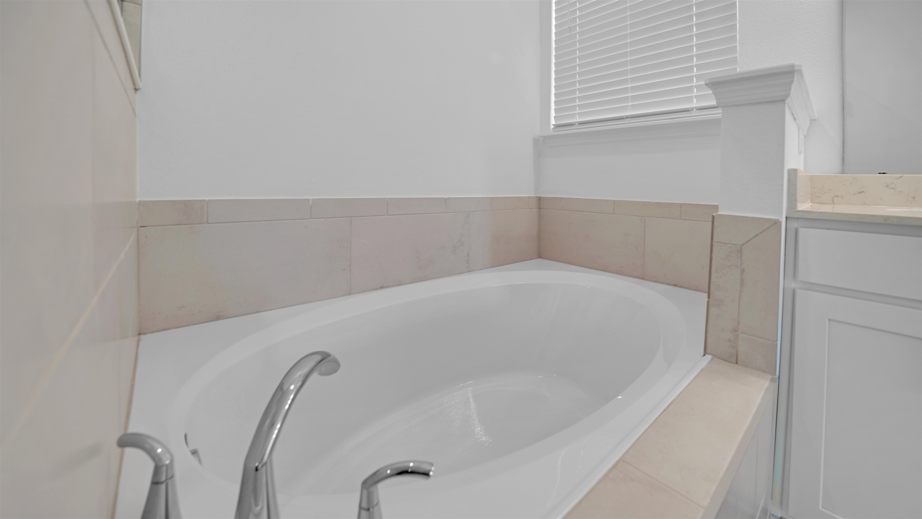 264 Lake Sinclair Street St. Augustine, FL 32084 - Photo 22 of 40 a bathroom with a bathtub
