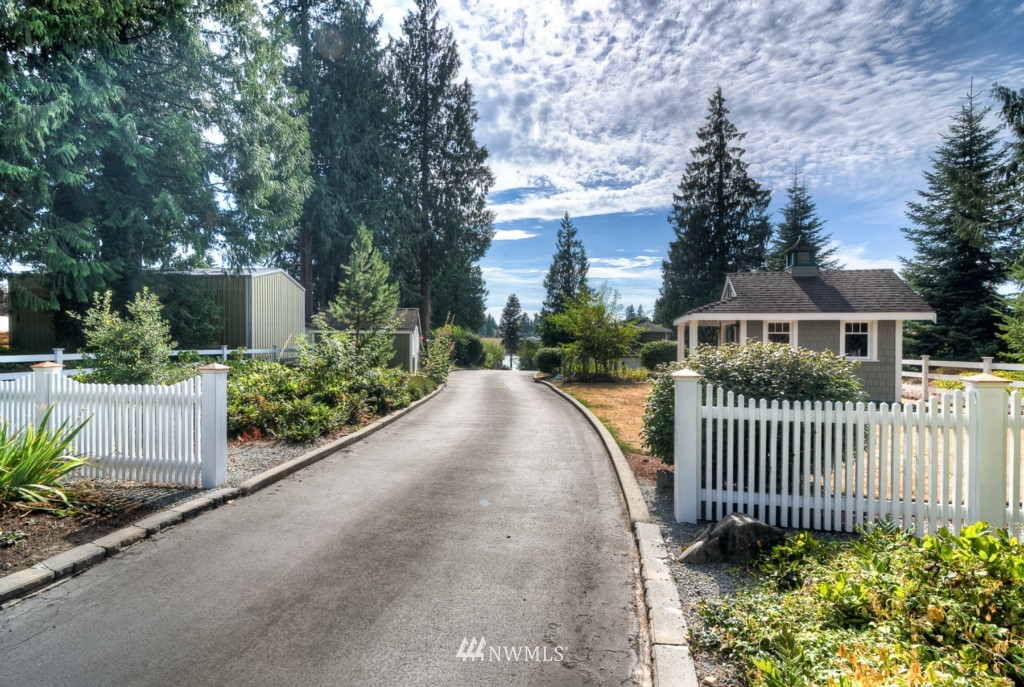 6916 Vandermark Road East Bonney Lake, WA 98391 - Photo 2 of 25