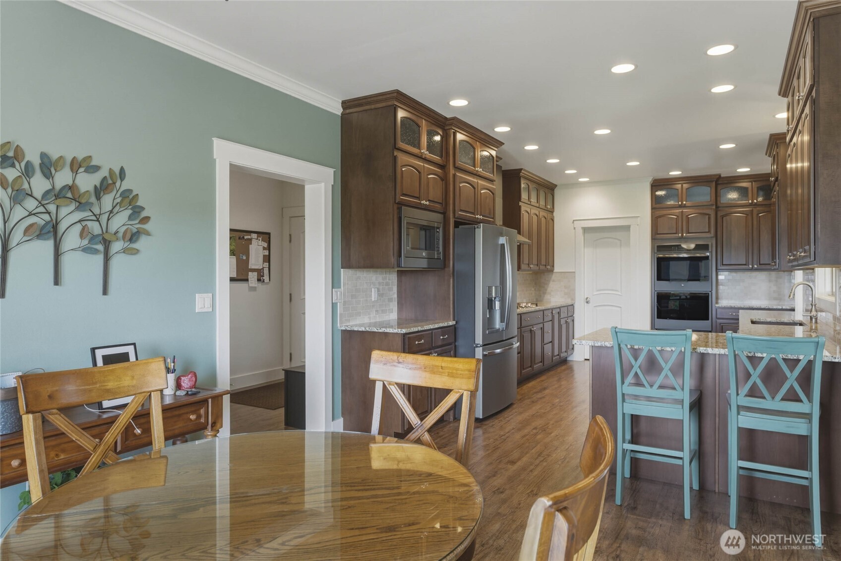 726 L Street Southwest Quincy, WA 98848 - Photo 11 of 40 a living room with stainless steel appliances furniture dining table and chairs