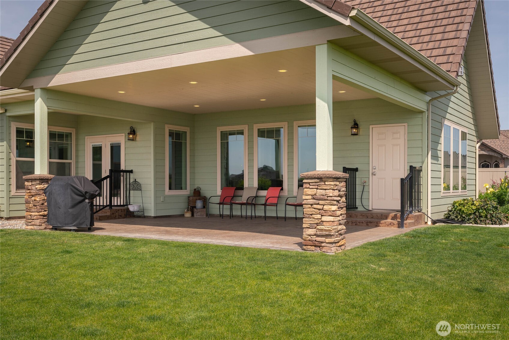 726 L Street Southwest Quincy, WA 98848 - Photo 18 of 40 a front view of a house with garden and chairs