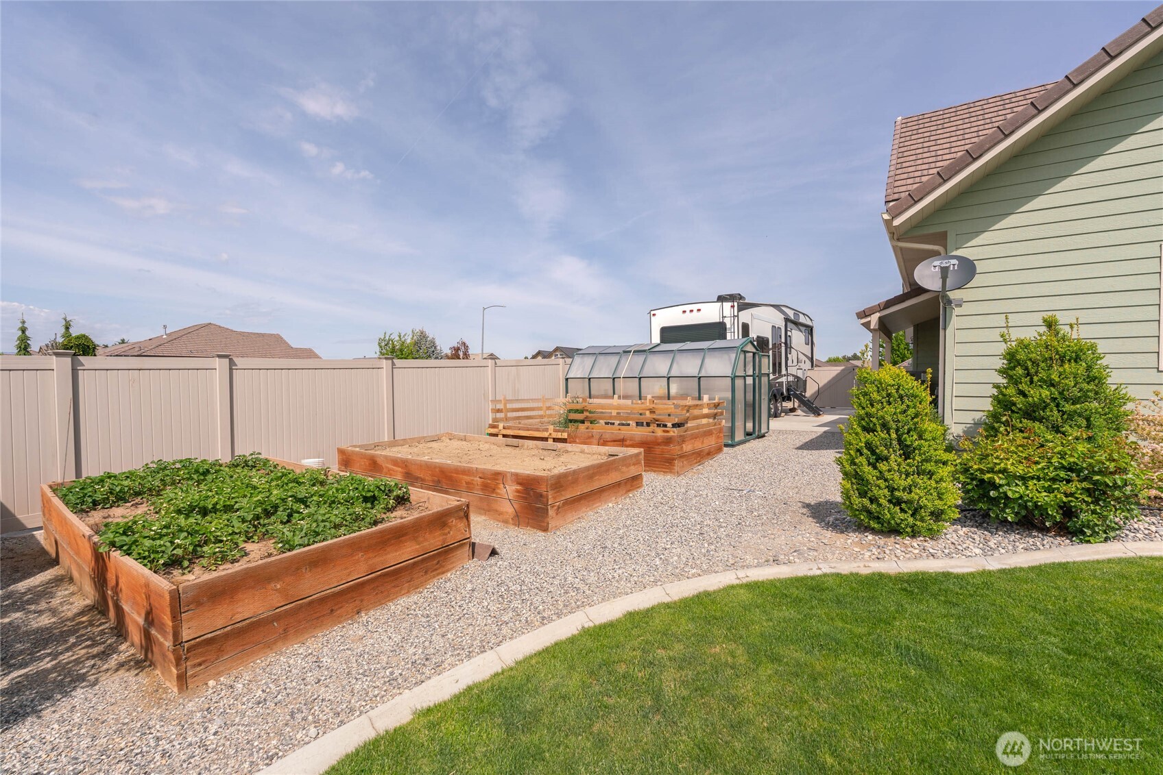 726 L Street Southwest Quincy, WA 98848 - Photo 20 of 40 a view of a backyard with sitting area