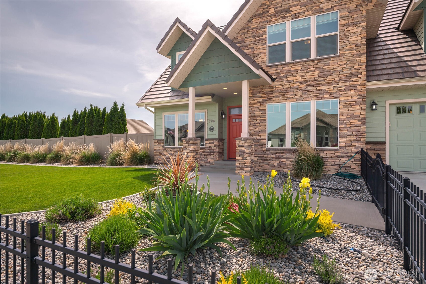 726 L Street Southwest Quincy, WA 98848 - Photo 2 of 40 a front view of house with a garden