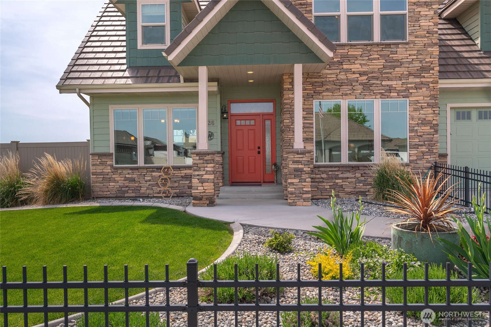 726 L Street Southwest Quincy, WA 98848 - Photo 6 of 40 a front view of a house with garden