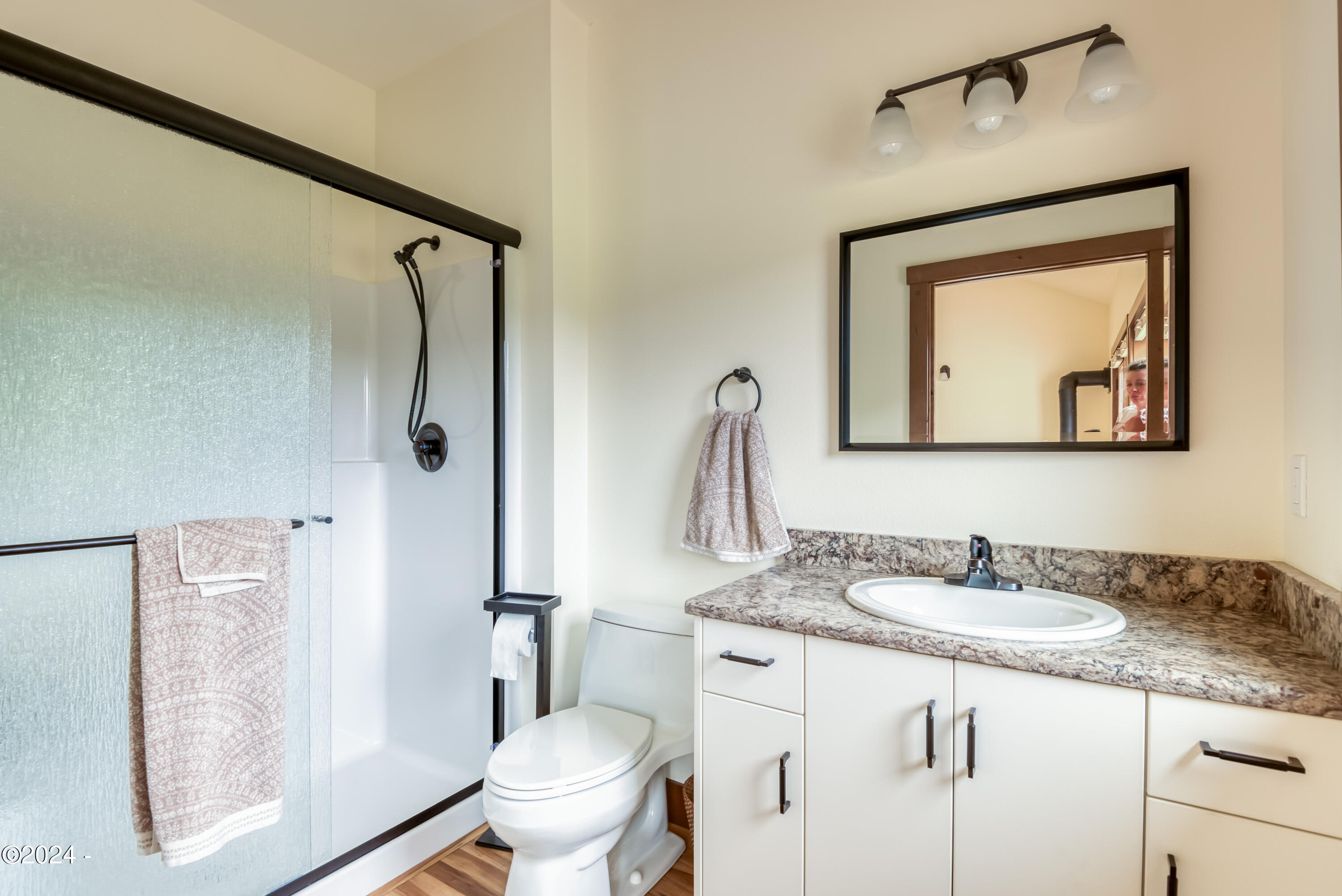 540 Big Rock Creek Road Blodgett, OR 97326 - Photo 17 of 54 Master suite 2 bathroom