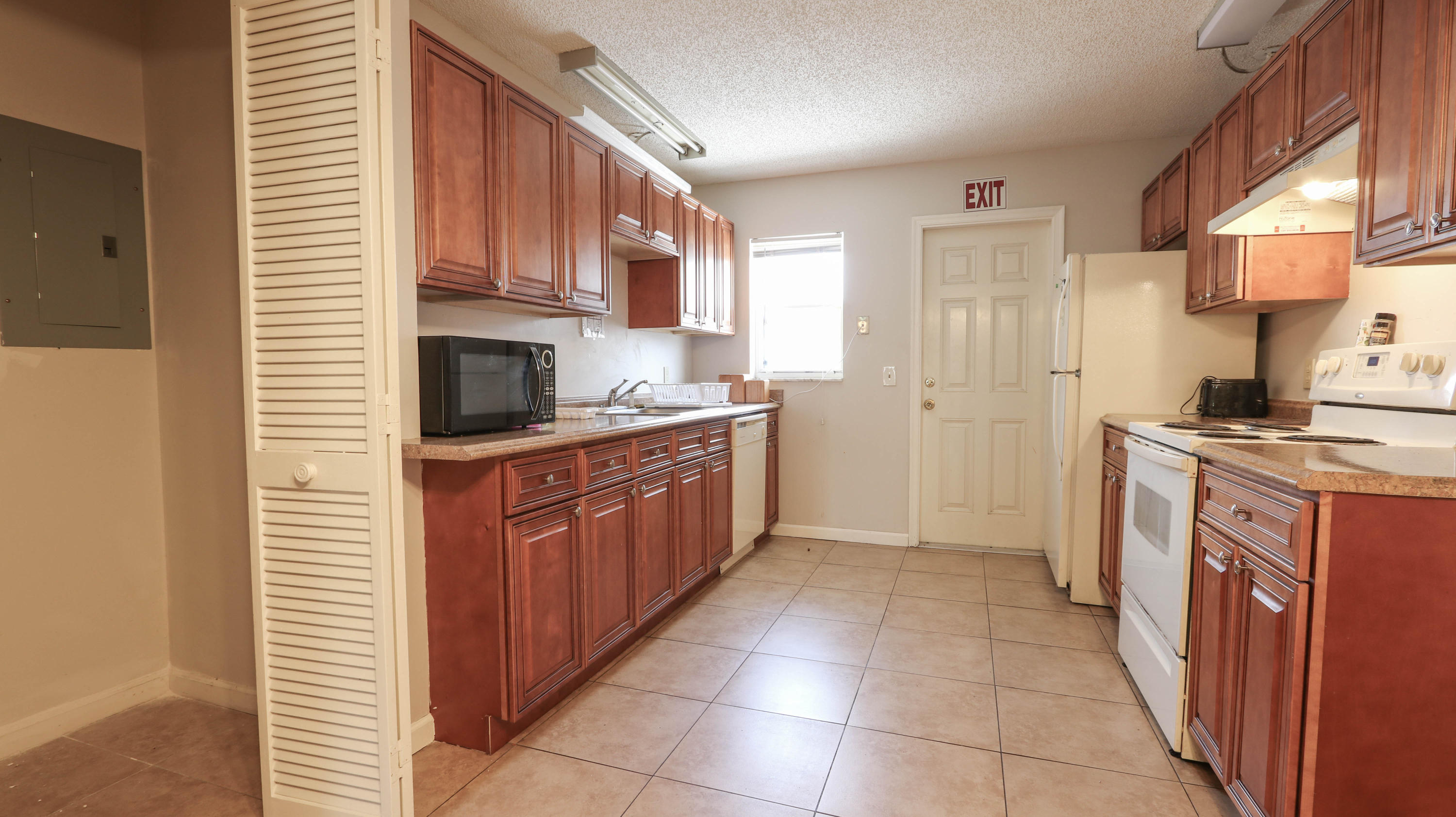 3083 Florida Mango Road, Unit 4 Lake Worth, FL 33461 - Photo 4 of 19 LARGE KITCHEN & DINING ROOM