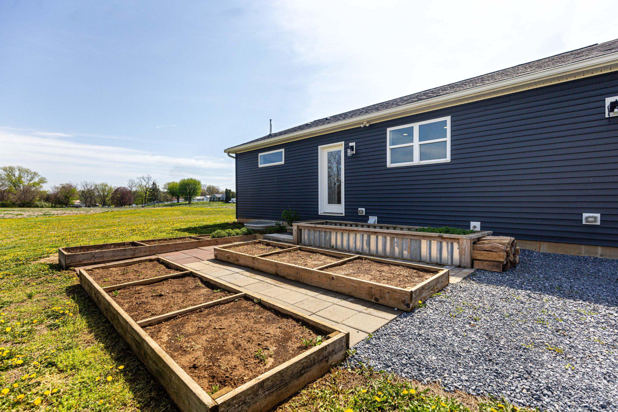 6261 Sheller Road Chambersburg, PA 17202 - Photo 13 of 52 Flower Beds