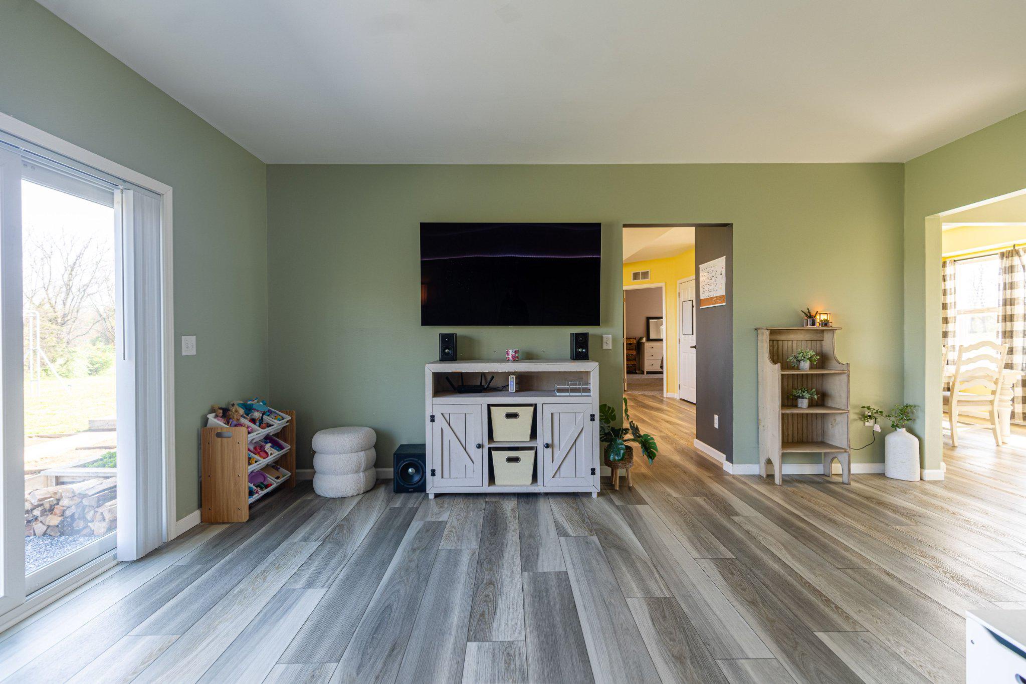 6261 Sheller Road Chambersburg, PA 17202 - Photo 27 of 52 Living Room