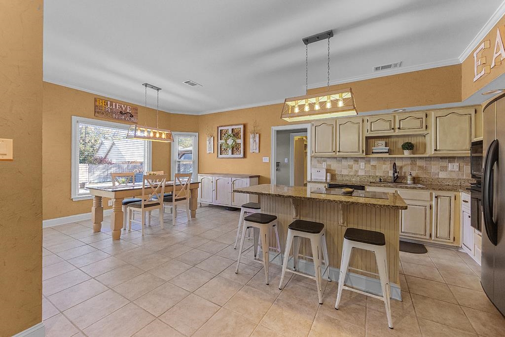 1213 Heather Ridge Cove Collierville, TN 38017 - Photo 7 of 25 a kitchen with lots of counter top space and dining table