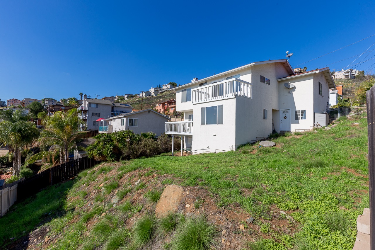 9571 Chestnut Street Spring Valley, CA 91977 - Photo 4 of 24 Gallery Image 4