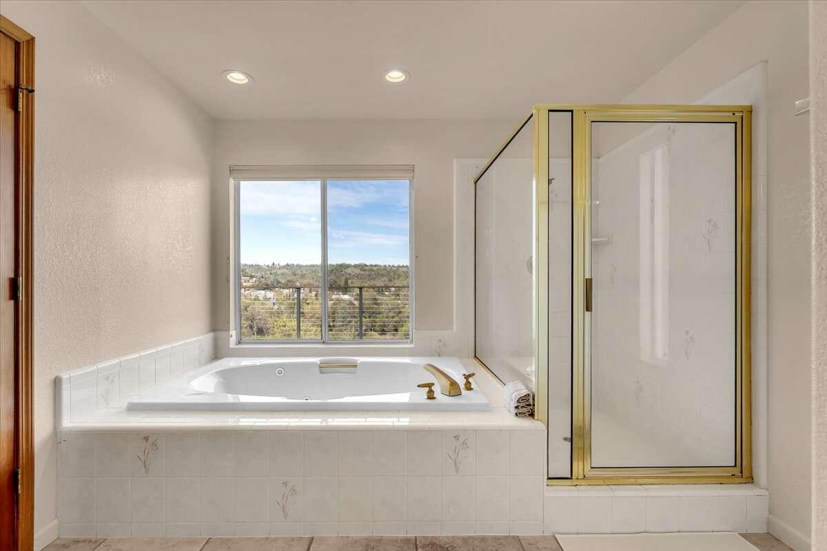 416 Arbor Place Redding, CA 96001 - Photo 13 of 31 a bathroom with bathtub next to a window