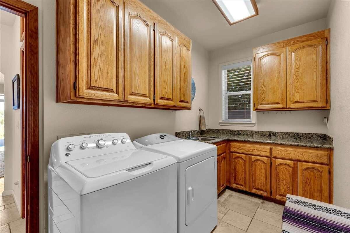 416 Arbor Place Redding, CA 96001 - Photo 10 of 31 a utility room with dryer and washer