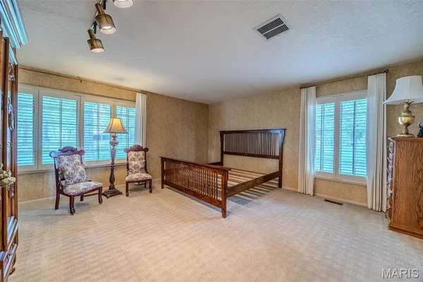 $850,000 | 21355 County Road 5-406, Lebanon, MO 65536